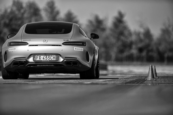 Welche Sicherheitsfunktionen sollten in modernen Fahrzeugen Standard sein?